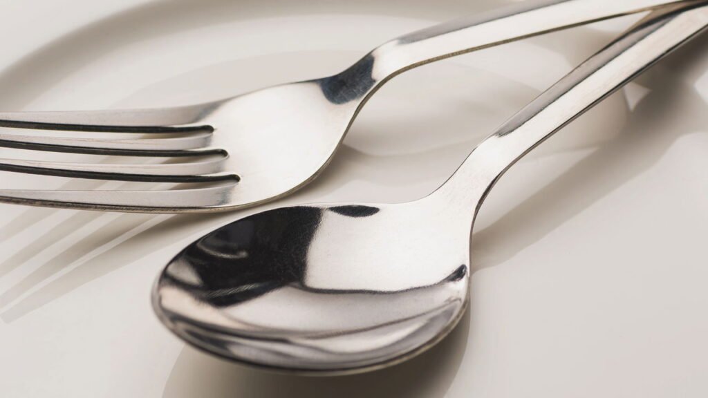 O truque com papel alumínio que deixa os talheres parecendo novos