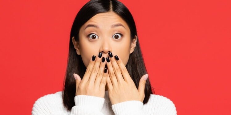 Pessoa tapando a boca / Créditos: depositphotos.com / IgorVetushko