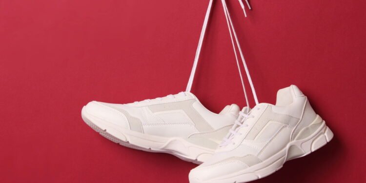 O jeito certo de lavar tênis de grife sem estragar o tecido de luxuoso em casa