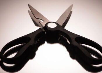 O que significa colocar uma tesoura em forma de cruz debaixo da cama e para que serve