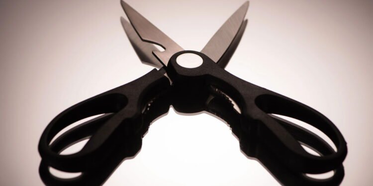 O que significa colocar uma tesoura em forma de cruz debaixo da cama e para que serve