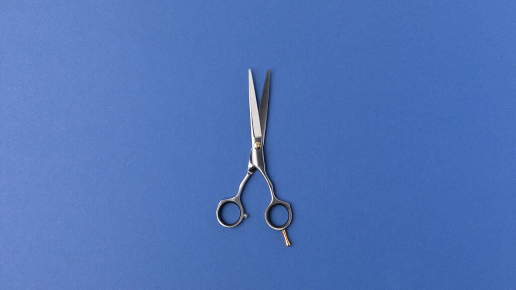 O que significa colocar uma tesoura em forma de cruz debaixo da cama e para que serve