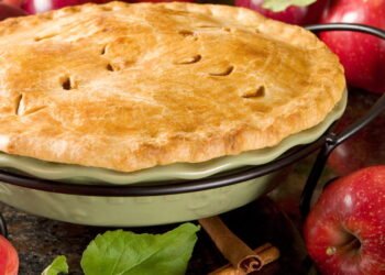 Adeus ao forno: como fazer um bolo de presunto e queijo em 20 minutos, ideal para o almoço