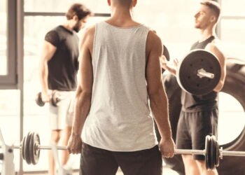 Você só precisa desses 4 exercícios para esculpir suas costas e bíceps