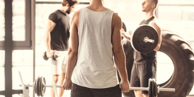 Você só precisa desses 4 exercícios para esculpir suas costas e bíceps