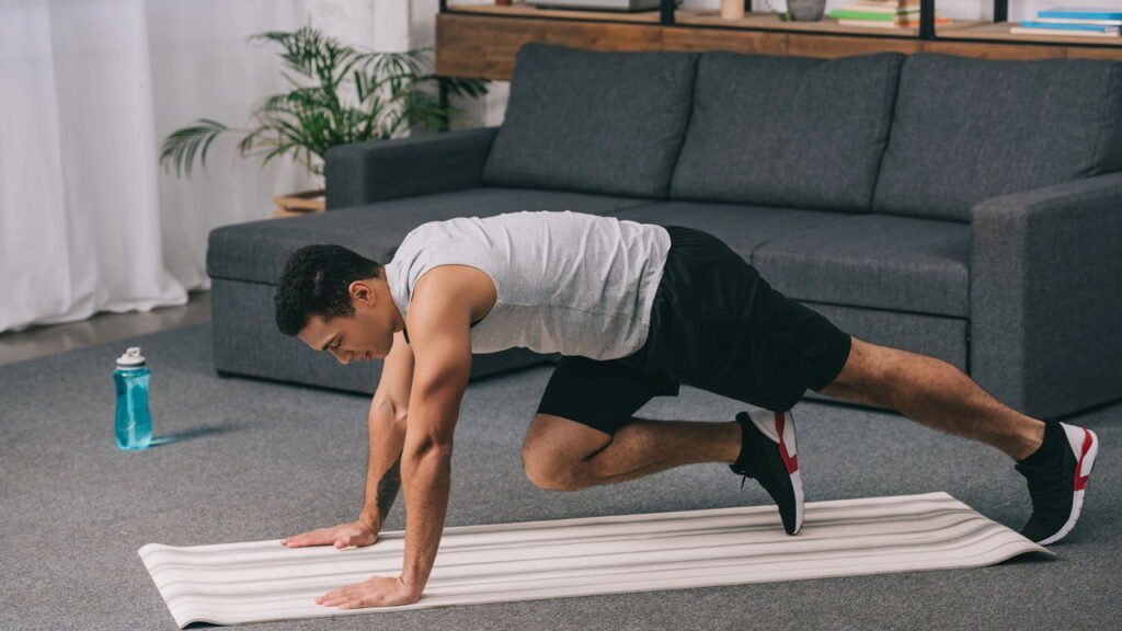 Uma mulher treinando - Créditos: depositphotos.com / VitalikRadko