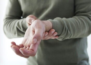 Dor no punho ao usar o computador pode evoluir sem pausas e postura correta