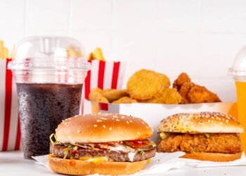 Ultraprocessados podem acelerar dores nas articulações