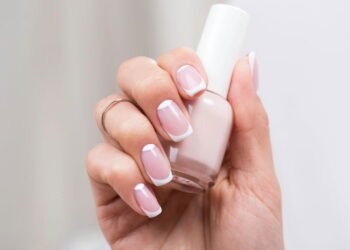 As unhas dos anos 90 estão de volta: os 5 designs que serão tendência na primavera de 2025