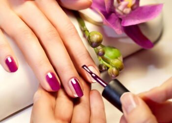 Como ter unhas perfeitas: os três tons que estão em alta em 2025