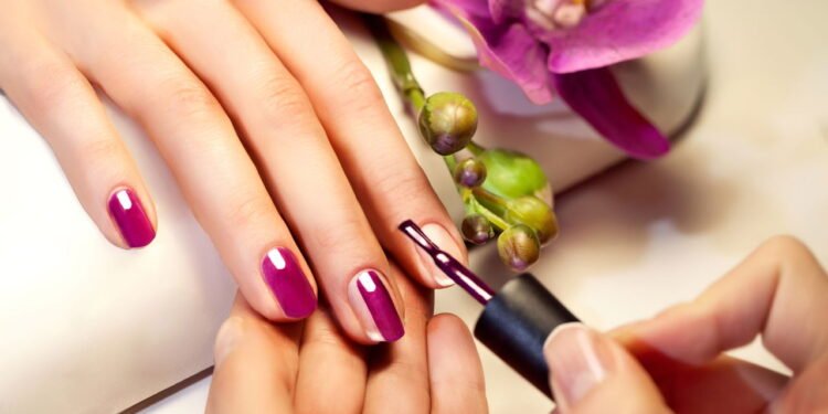 Como ter unhas perfeitas: os três tons que estão em alta em 2025