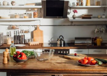 7 utensílios de cozinha de plástico que você deve jogar fora o mais rápido possível, de acordo com especialistas em saúde