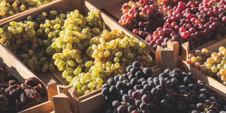 Não compre uvas no supermercado se elas estiverem assim, diz vendedor de frutas