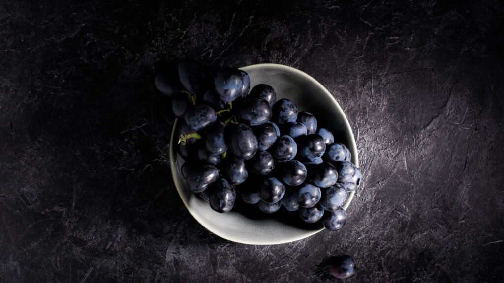 Não compre uvas no supermercado se elas estiverem assim, diz vendedor de frutas