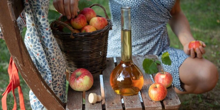 Como usar vinagre de maçã para cuidar da pele de forma caseira