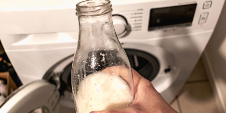 Usar vinagre na máquina de lavar realmente substitui o amaciante?