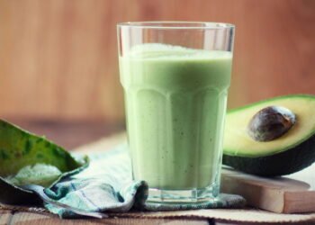Essa vitamina de abacate virou meu café da manhã favorito
