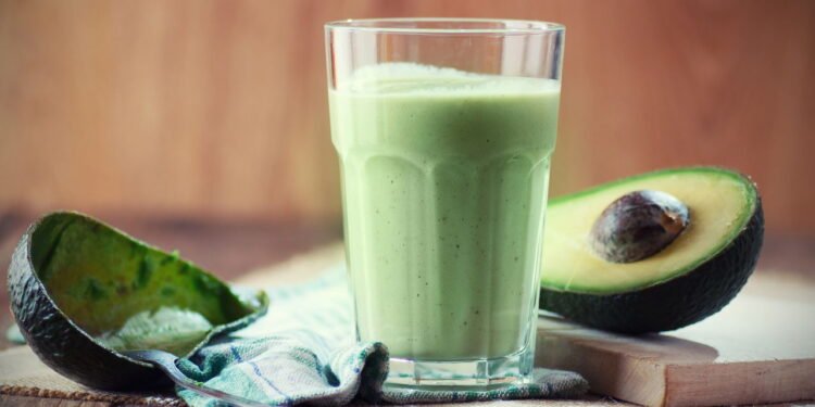 Essa vitamina de abacate virou meu café da manhã favorito