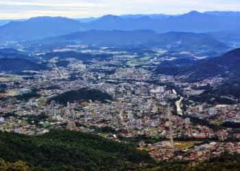 Esta cidade de Santa Catarina une segurança e cultura com emprego de sobra