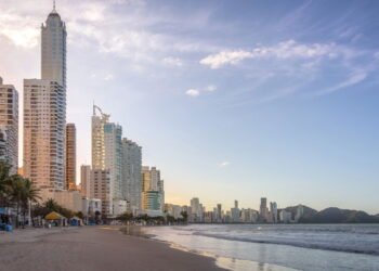 Tem IDH alto e praia linda nesta cidade a 80 km de Florianópolis