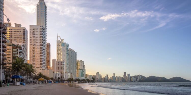 Tem IDH alto e praia linda nesta cidade a 80 km de Florianópolis