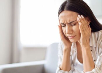 Essa dor de cabeça começa no pescoço e piora com movimentos bruscos