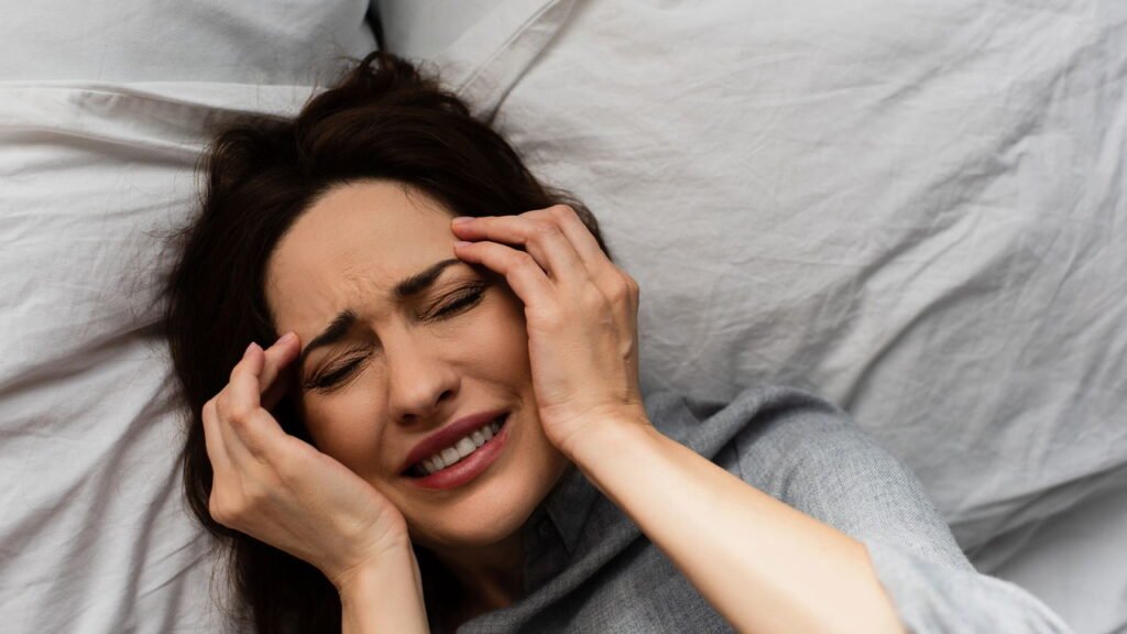 Essa dor de cabeça começa no pescoço e piora com movimentos bruscos