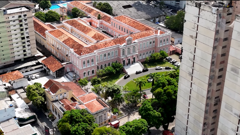 A cidade que dá acesso à Amazônia encanta com sua beleza cultural