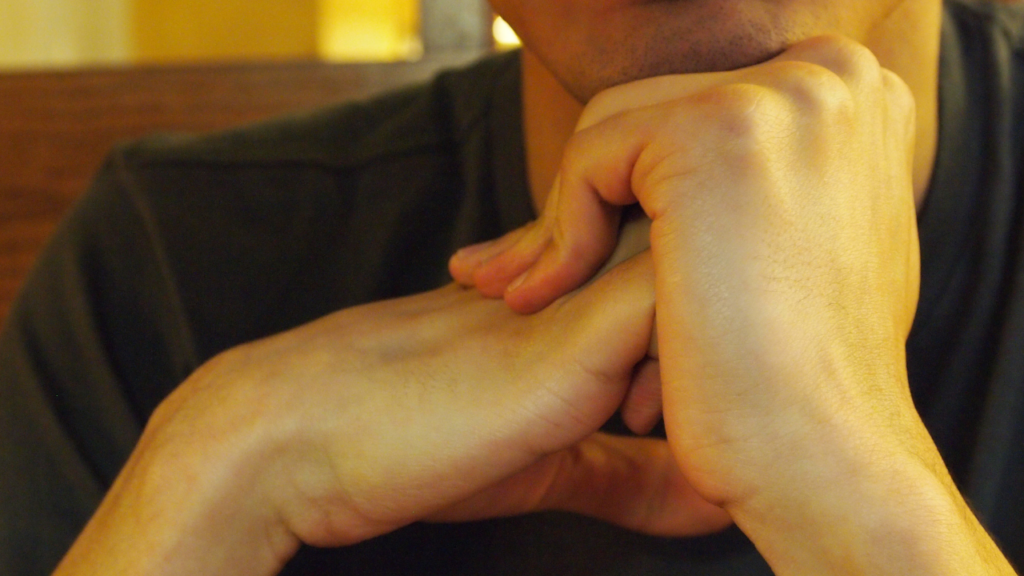 O que acontece no corpo quando estala os dedos?