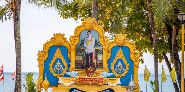 Dono de 17.000 casas, 38 jatos, 300 carros e 52 barcos de luxo, conheça o rei mais rico do mundo