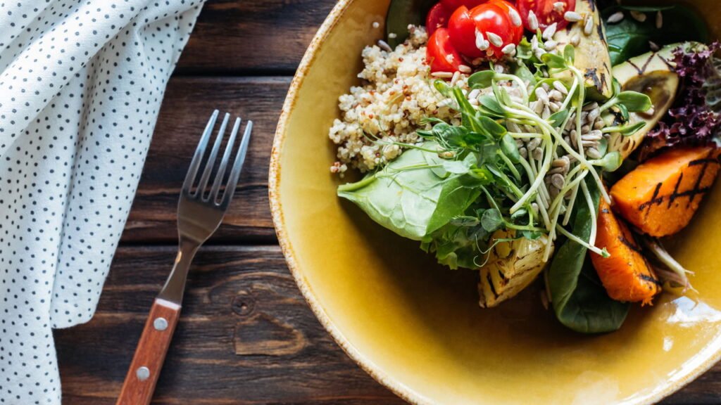 O ingrediente da salada que ajuda na perda de peso e na saúde do coração