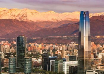 O arranha-céu mais alto da América do Sul fica cercado por vinícolas e pela Cordilheira dos Andes