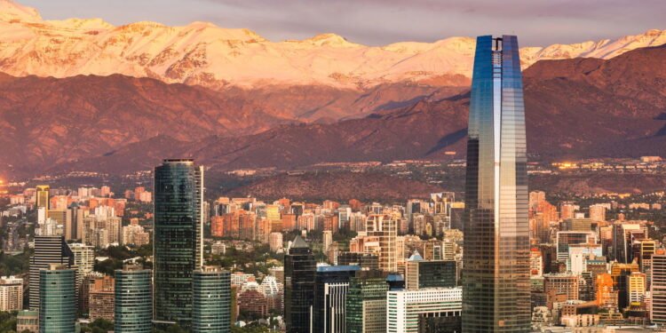 O arranha-céu mais alto da América do Sul fica cercado por vinícolas e pela Cordilheira dos Andes