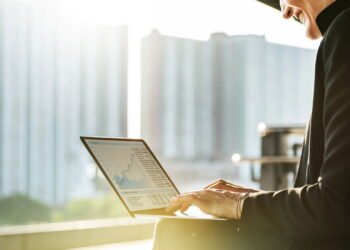 Como manter dispositivos eletrônicos seguros em qualquer viagem