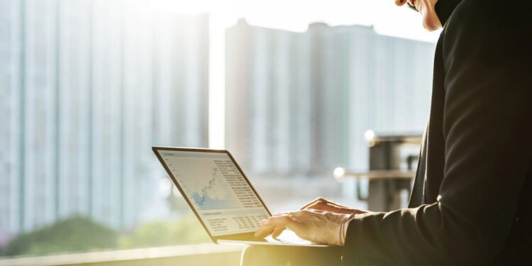 Viajar com dispositivos - Créditos: depositphotos.com / Rawpixel