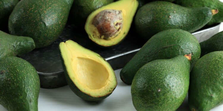 O que acontece com sua pressão arterial quando você come abacates regularmente