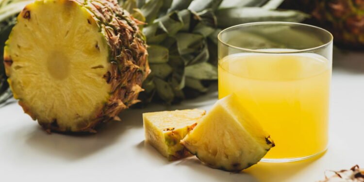 Nem faca, nem bagunça: aprenda a maneira mais fácil de abrir um abacaxi