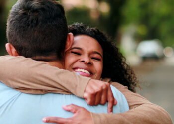 O que a ciência diz sobre o poder do abraço na saúde mental