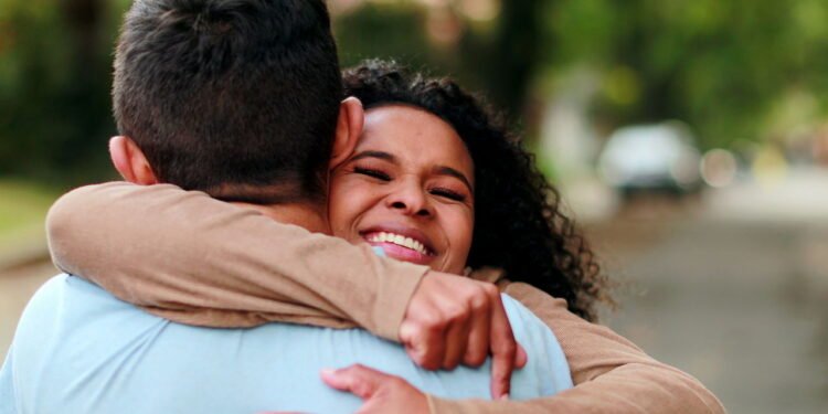 O que a ciência diz sobre o poder do abraço na saúde mental
