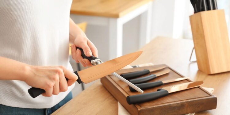 O método de afiar a faca com um produto de cozinha