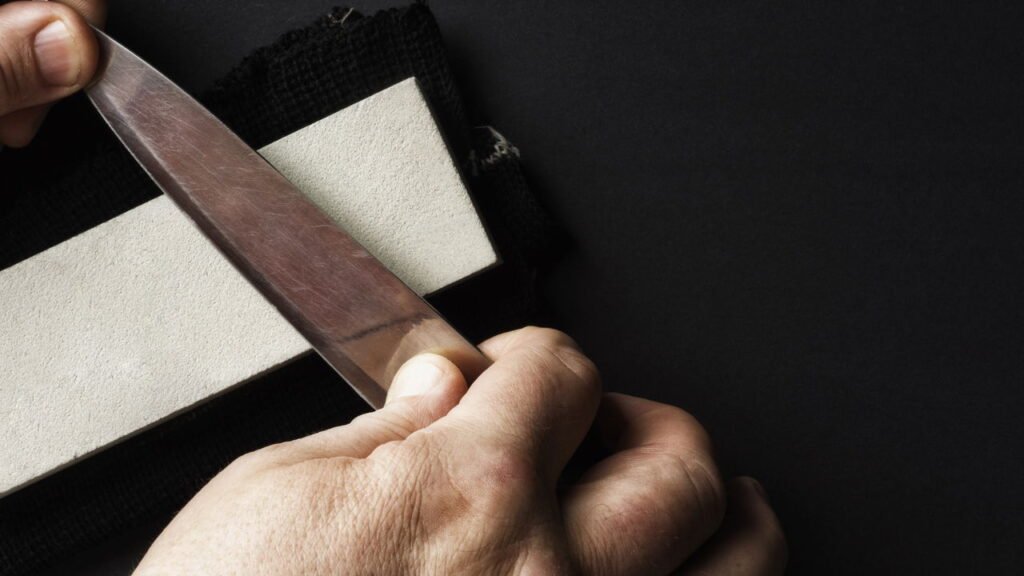 O método de afiar a faca com um produto de cozinha