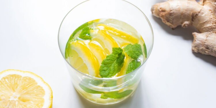 Água com limão - Créditos: depositphotos.com / VadimVasenin