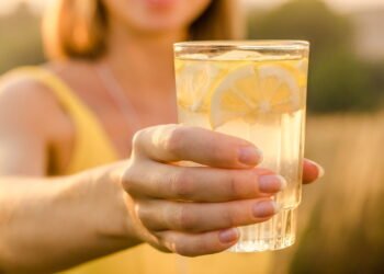 O hábito por trás da água com limão que muita gente ainda ignora