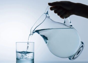 Água pura realmente existe? A ciência tem uma resposta clara (e surpreendente).