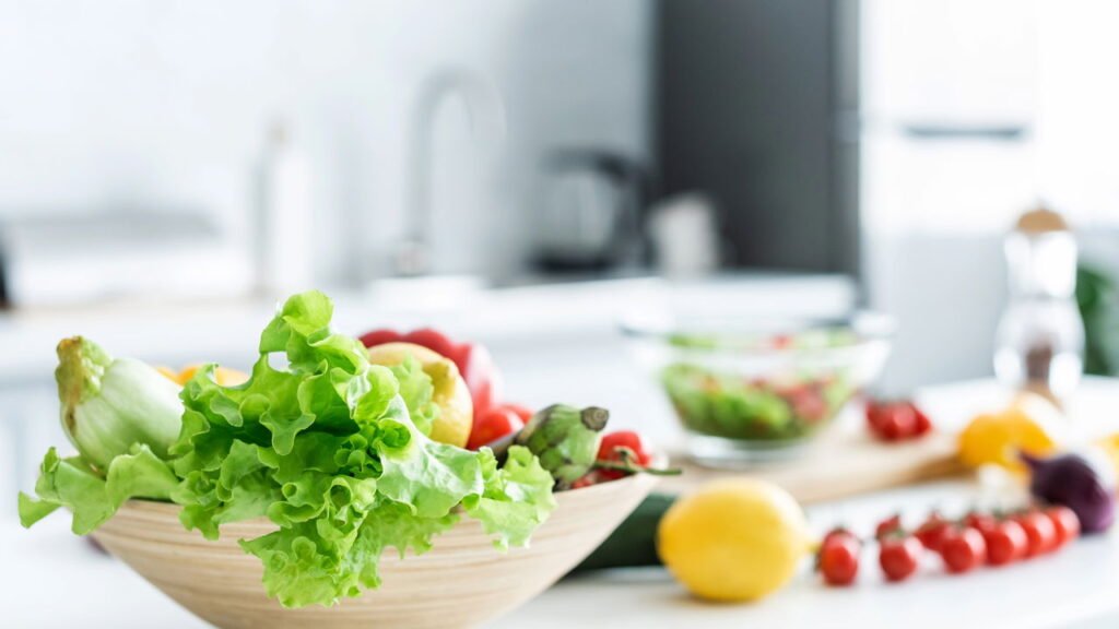 Poucos sabem: por que você deve embrulhar a alface em papel toalha antes de armazená-la