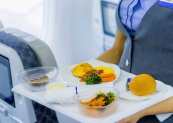 7 coisas que você nunca deve comer ou beber em um avião e por quê, segundo especialistas