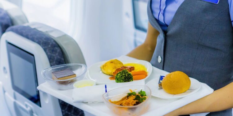 7 coisas que você nunca deve comer ou beber em um avião e por quê, segundo especialistas