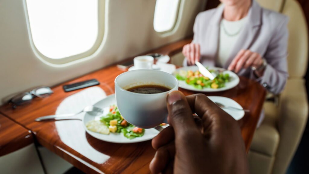 7 coisas que você nunca deve comer ou beber em um avião e por quê, segundo especialistas
