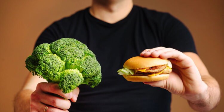 Brócolis e hambúrguer // Créditos: depositphotos.com / marianlogoyda