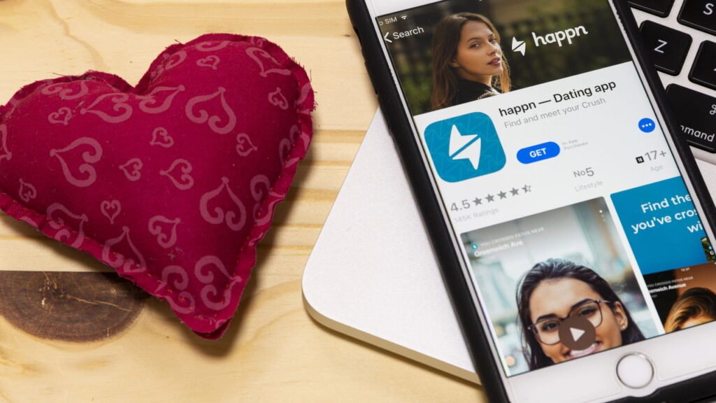 Por que os casais que se conheceram online são menos felizes, de acordo com um estudo